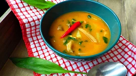Polévka z hlívy s medvědím česnekem: Svěží, a přitom vydatná jarní polévka voní česnekem, pikantní chuť jí dá pálivá paprika