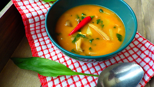 Polévka z hlívy s medvědím česnekem: Svěží, a přitom vydatná jarní polévka voní česnekem, pikantní chuť jí dá pálivá paprika