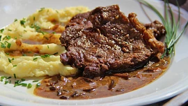 Hovězí maso na houbách je česká klasika. Libová loupaná plec je zárukou báječné šťavnatosti, chuť a vůni dodají čerstvé houby