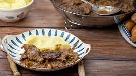 Dokonalá játra na cibulce do 30 minut: Trocha špeku a vývar udělají v omáčce zázraky