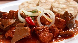 Dokonalý guláš jako na zabijačce připravíte i doma. Víte, proč do něj nedávat papriku a čím správně guláš zahustit?