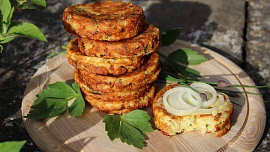 Sýrové placičky potěší k svačině i k obědu. Zvládne je každý a díky pár detailům budou voňavé a plné chuti