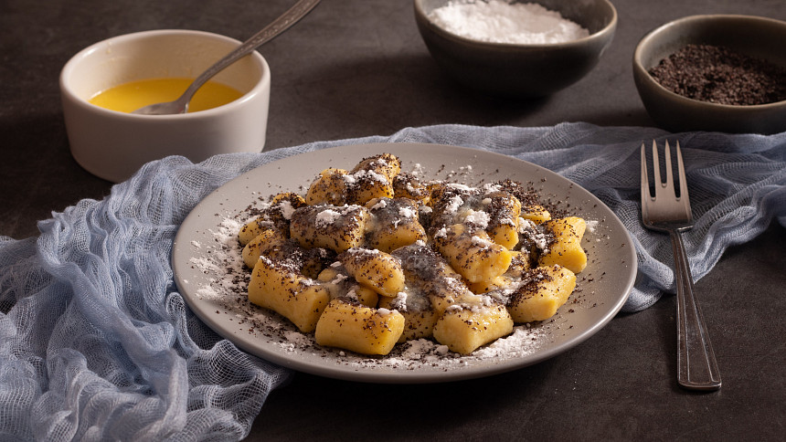 Šulánky se nejčastěji servírují s mákem, cukrem a rozpuštěným máslem, ale skvěle chutnají i s pracharandou, povidly a strouhankou.