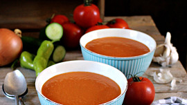Španělská studená polévka gazpacho z rajčat příjemně osvěží i ochladí a s přidanými krutony i skvěle zasytí