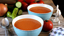 Španělská studená polévka gazpacho z rajčat příjemně osvěží i ochladí a s přidanými krutony i skvěle zasytí
