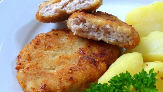 Jak na nejlepší holandský řízek: Důležitá je volba správně tučného masa i sýra, pozor na obalování a délku smažení