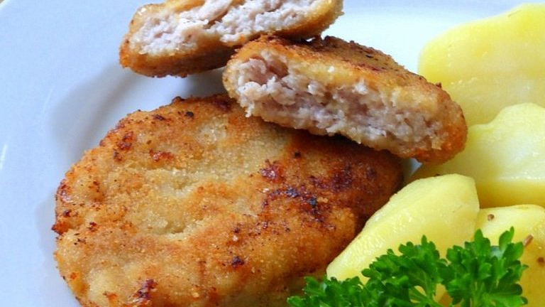 Holandský řízek s bramborovou kaší patří k největším hitům domácí kuchyně.