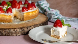 Nepečený cheesecake: Vláčný tvarohový dezert s domácím karamelem a ovocným přelivem se rozplývá na jazyku a chutná fantasticky
