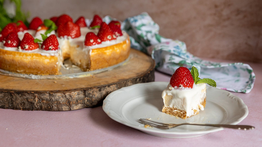 Nepečený cheesecake: Vláčný tvarohový dezert s domácím karamelem a ovocným přelivem se rozplývá na jazyku a chutná fantasticky