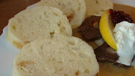 Jemné domácí houskové knedlíky krok za krokem: Krásně nadýchaný knedlík podle našich rad skvěle zvládne i začátečník