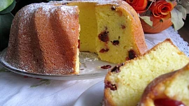 Jak na vláčnou tvarohovou bábovku? Díky triku „3x10“ bude krásně nadýchaná a perfektně ji vyklopíme z formy