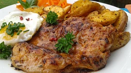 Marinovaný kuřecí stehenní plátek: Šťavnaté maso nádherně voní a díky pikantní marinádě je hotové do deseti minut