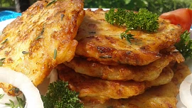 Cibulové placky „cibuláčky“: Na křupavé placičky stačí jen pár ingrediencí, výraznou chuť cibule zjemní sýr a voňavé bylinky