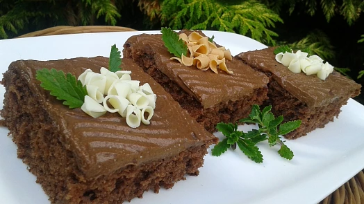 Jak na dokonalý cuketový perník na plech? Tohle je recept bez vážení a povede se vždycky