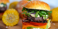 Grilování levou zadní: Jak na šťavnatý hamburger podle Zdeňka Pohlreicha? Pomůže malý trik s důlkem