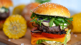 Grilování levou zadní: Jak na šťavnatý hamburger podle Zdeňka Pohlreicha? Pomůže malý trik s důlkem