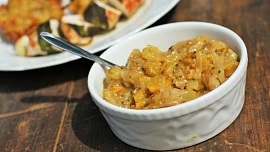 Čatní z angreštu je jemně pikantní  a lehce aromatické. S cibulí a hořčičným semínkem báječně ladí k sýrům