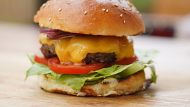 Jak správně připravit šťavnatý hamburger? Základem je libové maso, nejlépe z hovězího krku. Sůl ani koření tam nepatří
