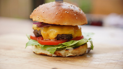 Jak správně připravit šťavnatý hamburger? Základem je libové maso, nejlépe z hovězího krku. Sůl ani koření tam nepatří