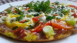 Omeleta ze syrových brambor a vajec je vydatná snídaně. Strouhaný sýr a lehce podušené žampiony ji povýší na luxusní pokrm