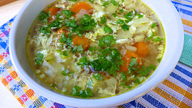 Jak vmíchat vejce do polévky, aby zůstalo tekuté nebo vytvořilo nitky. Stačí se vyvarovat těchto chyb