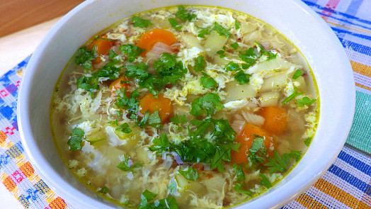 Jak vmíchat vejce do polévky, aby zůstalo tekuté nebo vytvořilo nitky. Stačí se vyvarovat těchto chyb