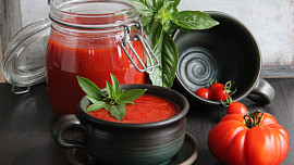 Jak si připravit a zavařit pravou italskou rajčatovou omáčku: Stačí kilo rajčat, 6 lžic olivového oleje a půlka cibule