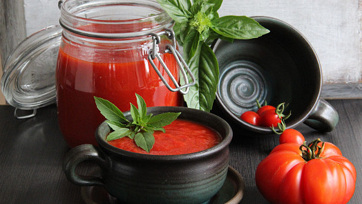 Jak si připravit a zavařit pravou italskou rajčatovou omáčku: Stačí kilo rajčat, 6 lžic olivového oleje a půlka cibule