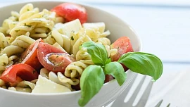 Jak na ten nejlepší těstovinový salát? Těstoviny je potřeba vařit trochu déle a ochucovat ještě za tepla, pak je výsledek perfektní