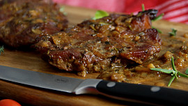 Jak upéct perfektní vepřovou krkovici: Tímto způsobem bude měkká tak, že ji lehce ukrojíte vidličkou. A skoro bez práce