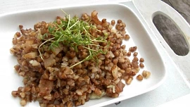 Zjistili jsme, kolik přílohy dostaneme uvařením 100 g syrové. Pohanka zvětší objem až 4x, rýže 2,5x, nejméně vytěžíme z brambor