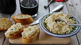 Nejjednodušší vajíčková pomazánka hotová do 10 minut: Důležitá je doba vaření vajec i způsob použití cibule