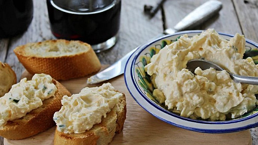 Nejjednodušší vajíčková pomazánka hotová do 10 minut: Důležitá je doba vaření vajec i způsob použití cibule