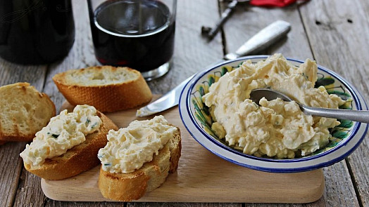 Nejjednodušší vajíčková pomazánka hotová do 10 minut: Důležitá je doba vaření vajec i způsob použití cibule