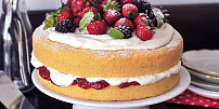 Victoria sponge cake aneb Jednoduchý piškotový dort s jahodami: Doplněný šlehačkou je dokonalý