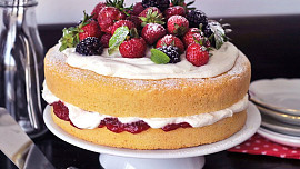 Victoria sponge cake aneb Jednoduchý piškotový dort s jahodami: Doplněný šlehačkou je dokonalý