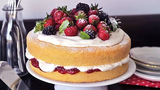 Victoria sponge cake aneb Jednoduchý piškotový dort s jahodami: Doplněný šlehačkou je dokonalý