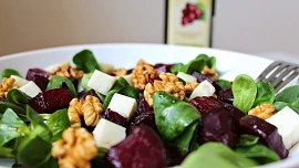 Byliny v kuchyni: Polníček vás probudí z jarní únavy. Nejlepší je v salátu s řepou a čočkou!