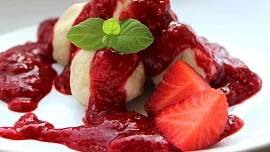 Jak na jahodovou merendu? Tuhle staročeskou omáčku ze tří surovin zvládnete v okamžiku. Na knedlících je dokonalá