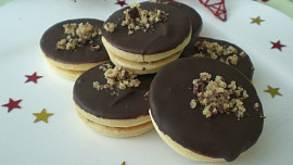 Margotková kolečka: Křehké cukroví s vůní kokosu a s krémem s příchutí oblíbené tyčinky vypadá božsky, přitom je snadné