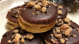 Cukroví z cukrovinek: Margotková kolečka nebo ořechy s krémem z Mila oplatek jsou hit!