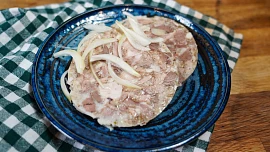 Poctivá tlačenka jako od mistra řezníka: Základem je správné ochucení a kvalitní vývar z kůží a nožiček