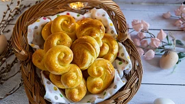 Univerzální velikonoční těsto: Nadýchané mazance, medové jidášky i sladkou rozinkovou vánočku zvládnete levou zadní