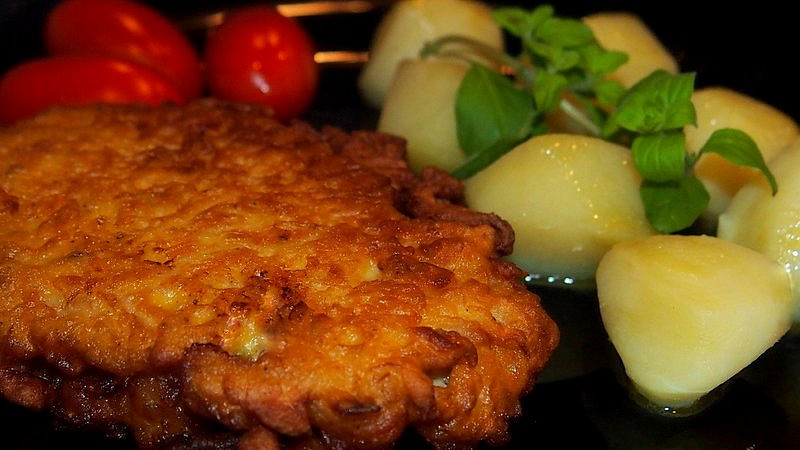 Křimický řízek z Plzně v těstíčku s kysaným zelím: Voní česnekem a díky zelí chutná naprosto fantasticky