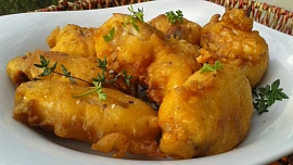 Retro okénko: Buřty v pivním těstíčku jsou uvnitř šťavnaté a na povrchu krásně křupavé