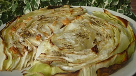 Křupavé pečené zelí jako originální příloha i lehký hlavní chod: S koprovým dipem tvoří dokonalou dvojici