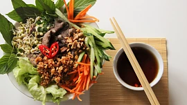 Vietnamská kuchyně: Připravte si doma vlastní nudlový salát Bún bò Nam Bô. Takhle jednoduše se dělá
