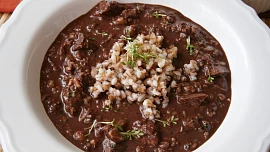 Česká specialita: Oblíbenou polévku prdelačku si snadno uvaříme i doma v paneláku. Potřebujeme k tomu jen pár surovin od řezníka