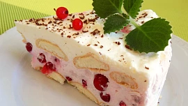 Nepečený jogurtový řez s rybízem: Dvě vrstvy piškotů proložené nadýchaným krémem se šťavnatým rybízem chutnají božsky
