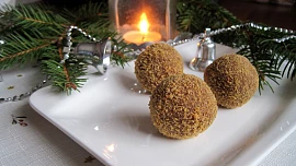 Medovníkové koule: Skvělé cukroví jen ze 3 ingrediencí zvládnete i bez pečení!